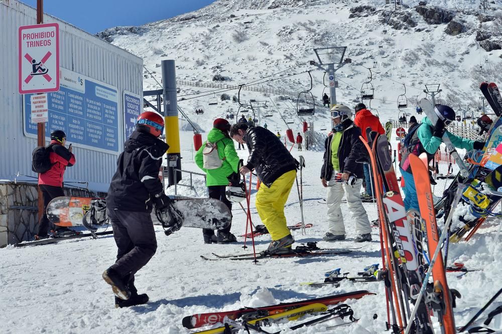 Esquiadores en la estación Valgrande Pajares