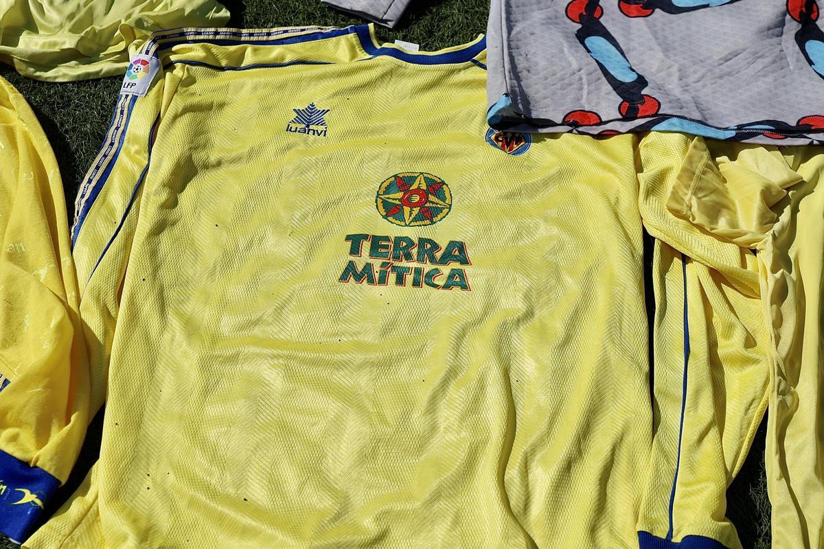 Galería | Las mejores imágenes de la espectacular colección de camisetas retro del Villarreal de Josep Cabrera