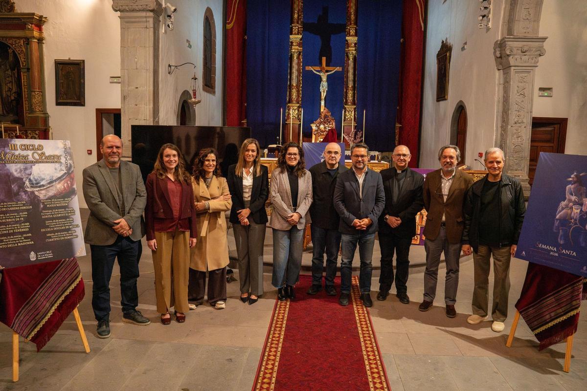 Foto de familia de la presentación, ayer, del cartel de la Semana Santa de la capital palmera.