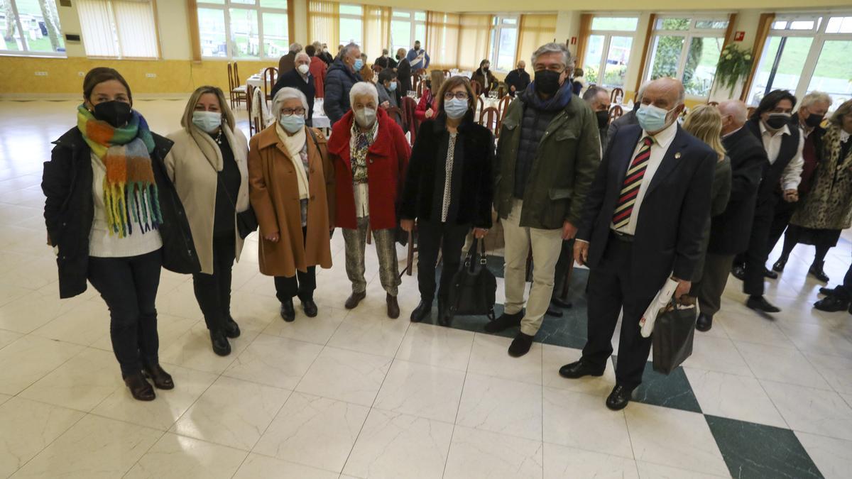 Por la izquierda, Ángeles Fernández-Ahúja, Carmen Saras, María Luisa Suárez, Carmina Rubiera, Mara Simal, Eladio de la Concha y José Luis Pérez, en el acto de los vecinos de Santurio.