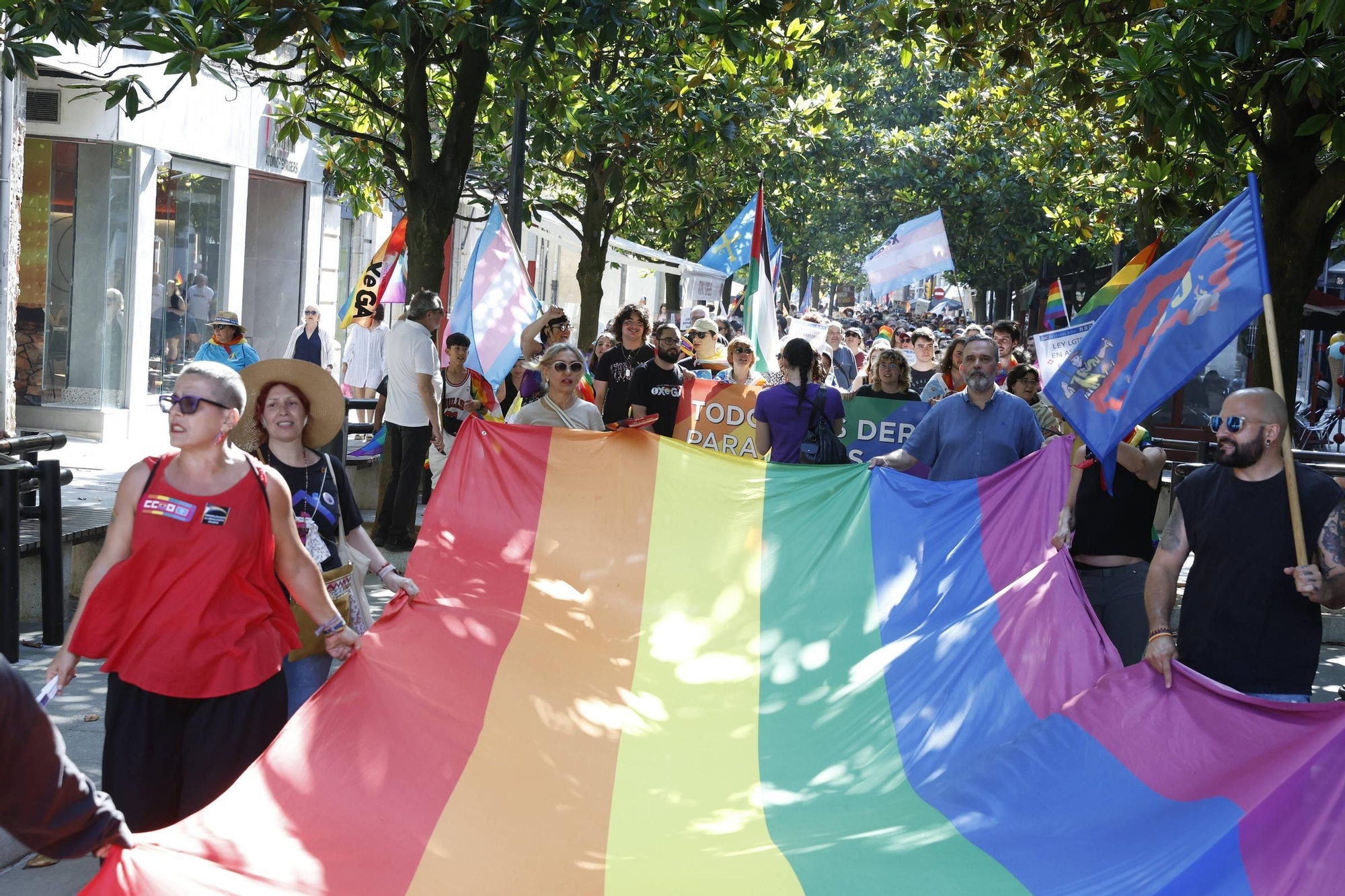 Así fue el desfile del Orgullo en Gijón (en imágenes)