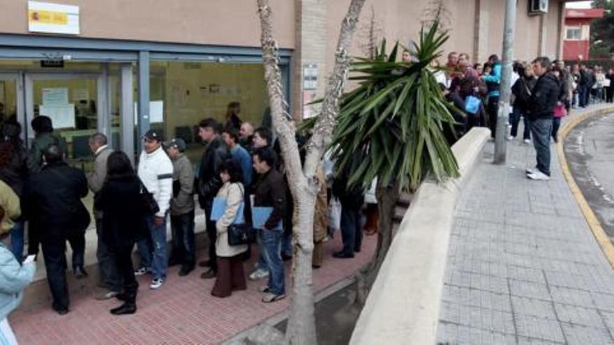 Trabajadores en paro hacen cola a las puertas de una oficina del Inem, en una imagen de archivo.