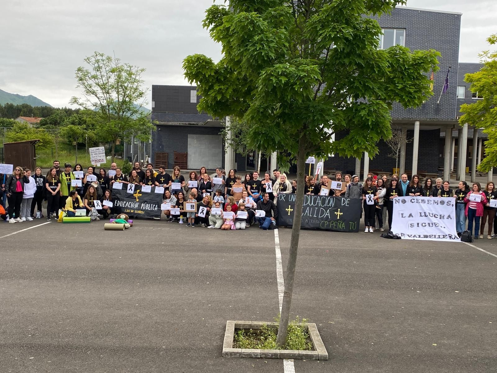 Encierro de docentes en el instituto de Llanes