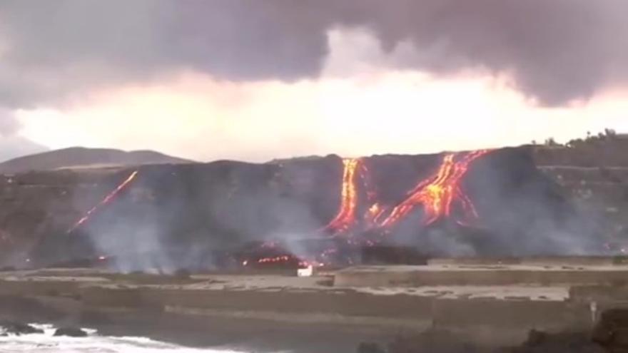 Ríos de lava del volcán de La Palma continúan cayendo al mar