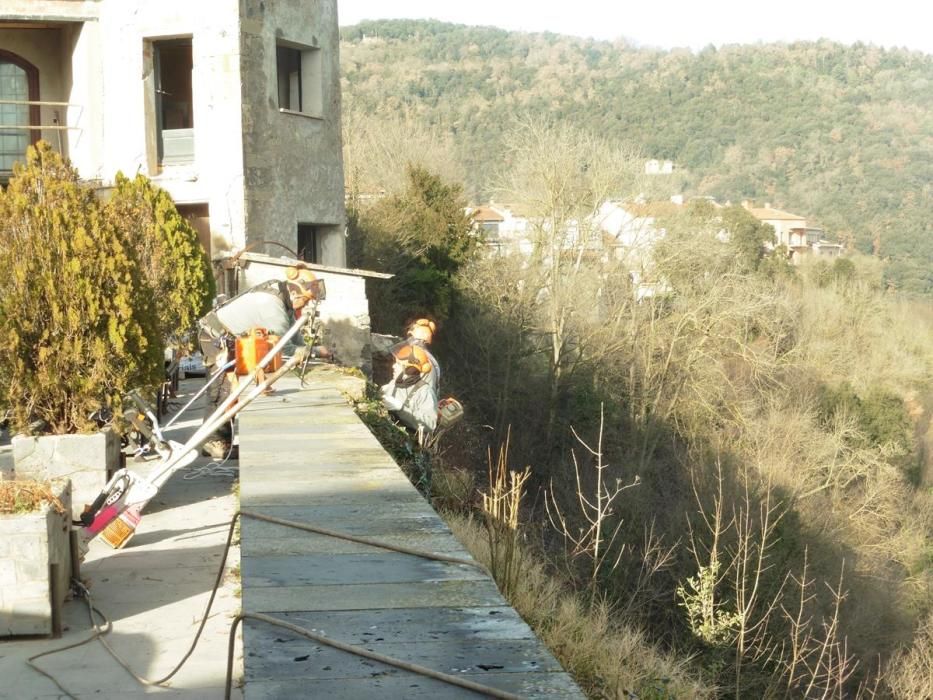 Treballs de neteja de la cinglera de Castellfollit de la Roca