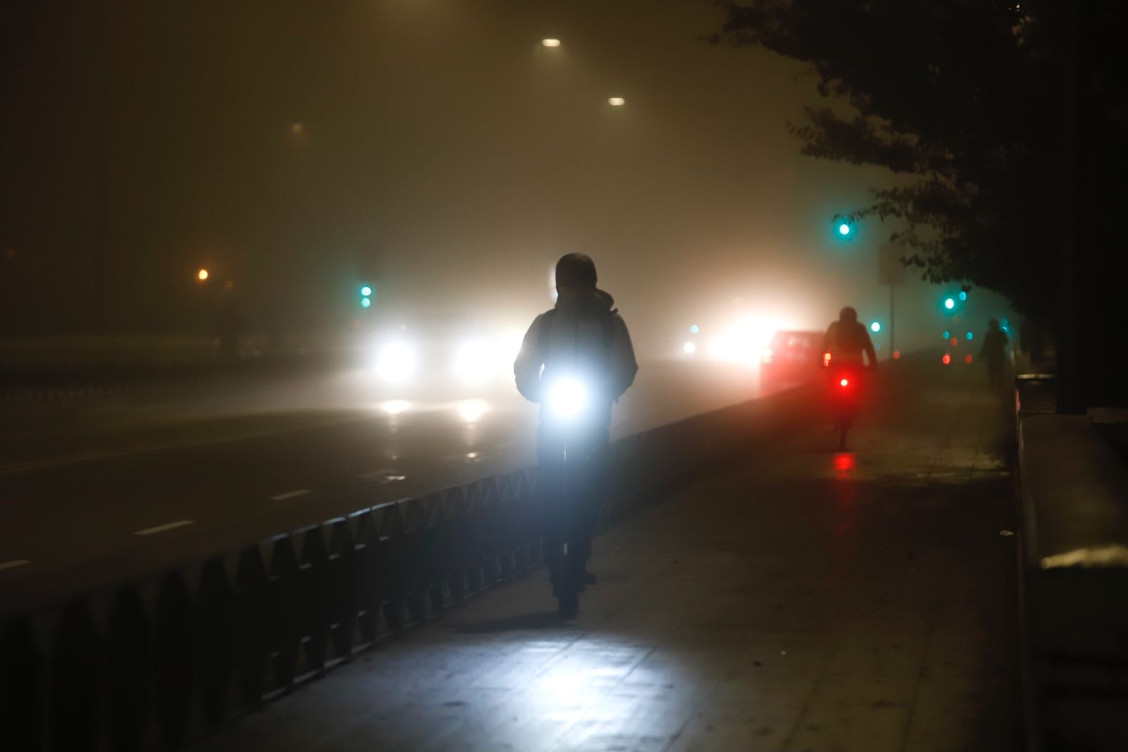 Córdoba amanece bajo una intensa niebla