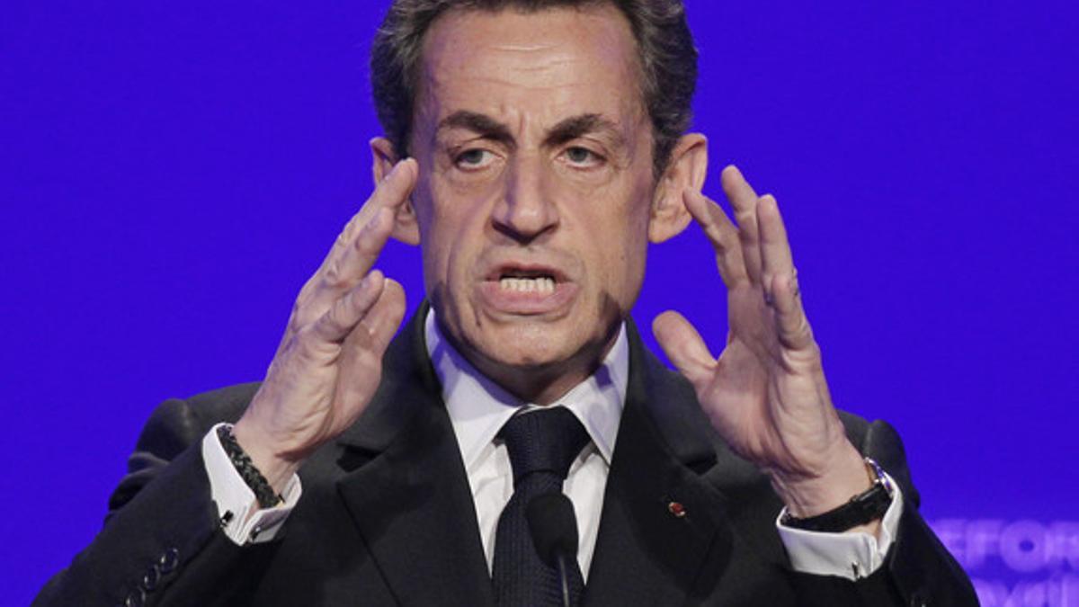 Nicolas Sarkozy habla con los periodistas este jueves.