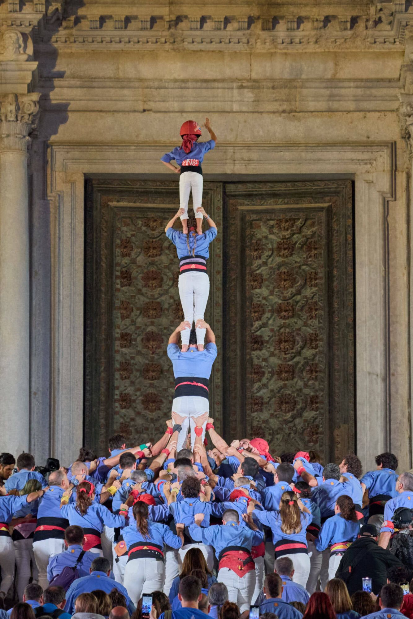 Les imatges de la pujada del pilar de 4 a les escales de la Catedral
