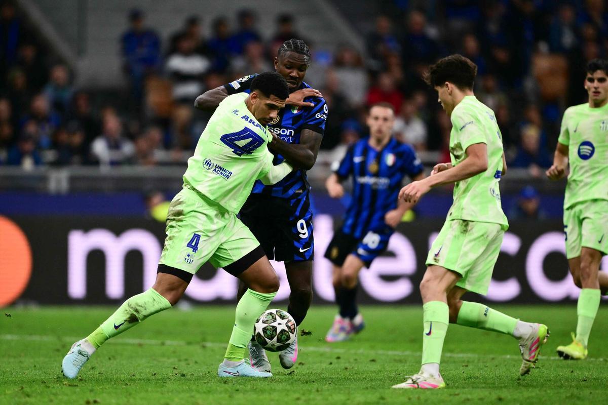 Ronald Araujo Pugna with Marcus Thuram during Tuesday in San Siro.