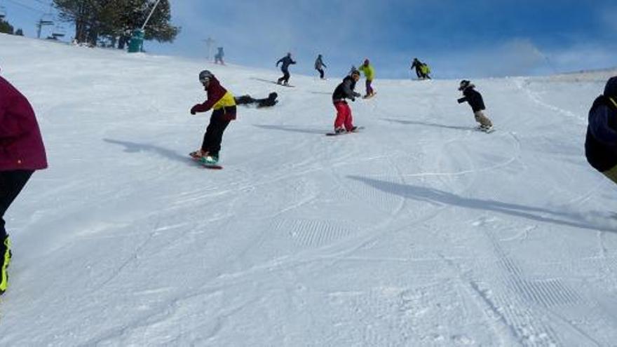 Esquiadors baixant per una pista de la Masella, la setmana passada.