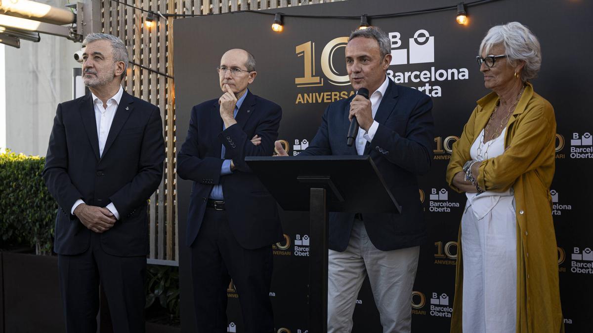 El alcalde de Barcelona, Jaume Collboni, y el presidente de Barcelona Oberta, Gabriel Jene, en los 10 años de Barcelona Oberta, la asociación de ejes comerciales turísticos.