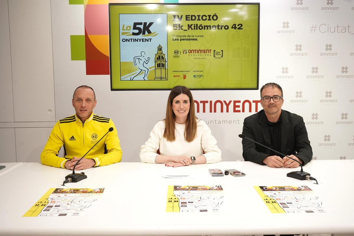 Ximo Mollà, Paula Soler y Ferràn Calabuig, durante la presentación de la prueba deportiva en Ontinyent.