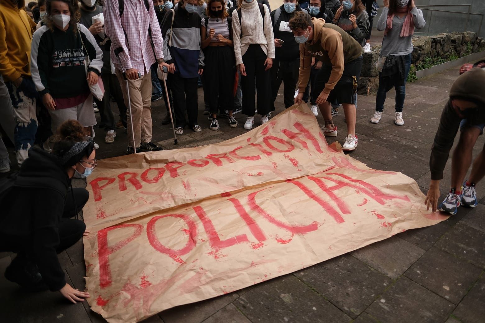 Concentración de estudiantes de la ULL para mostrar su apoyo a los dos jóvenes detenidos en Bellas Artes