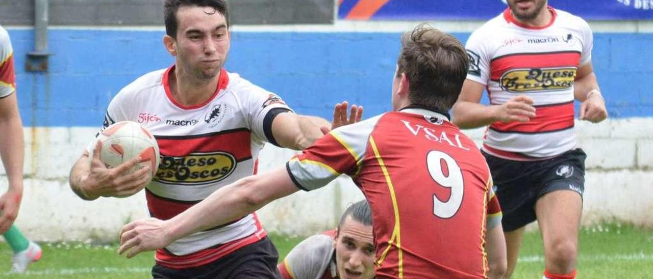 El jugador del Gijón-Universidad de Oviedo Luis trata de superar a un rival. gijón rugby