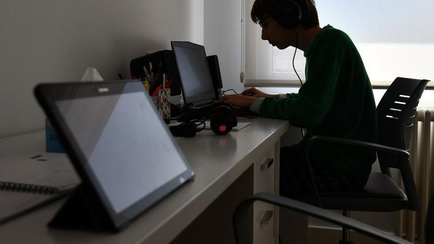 Un adolescente, durante el confinamiento. // GUSTAVO SANTOS