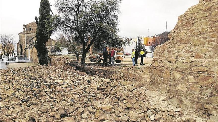 El temporal cierra vías en Cabra y derriba una muralla en Lucena
