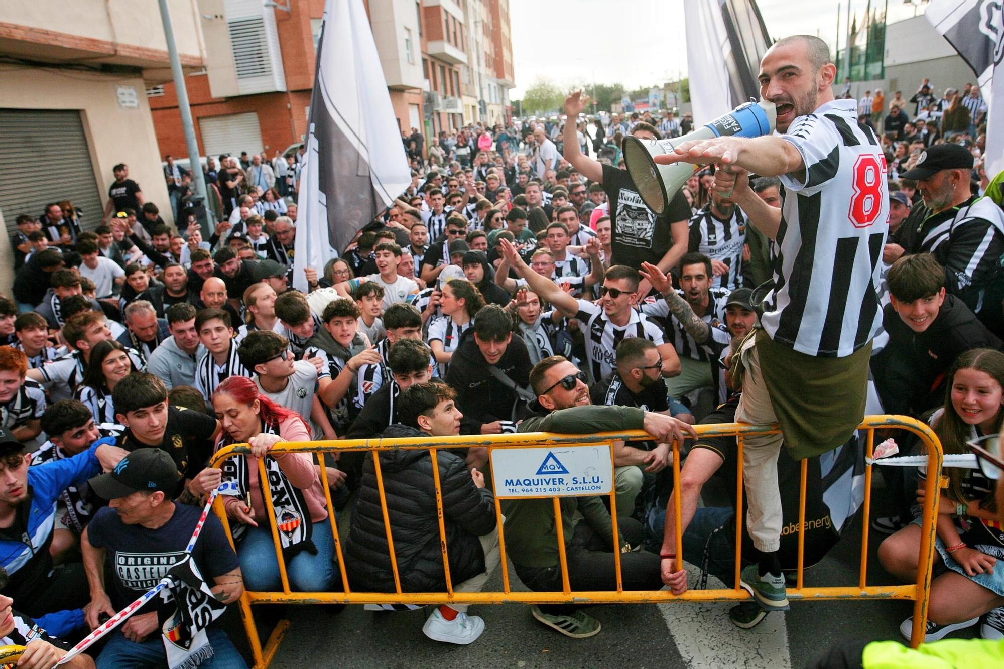 Galería de imágenes: Caluroso recibimiento de la afición al Castellón frente al Almería