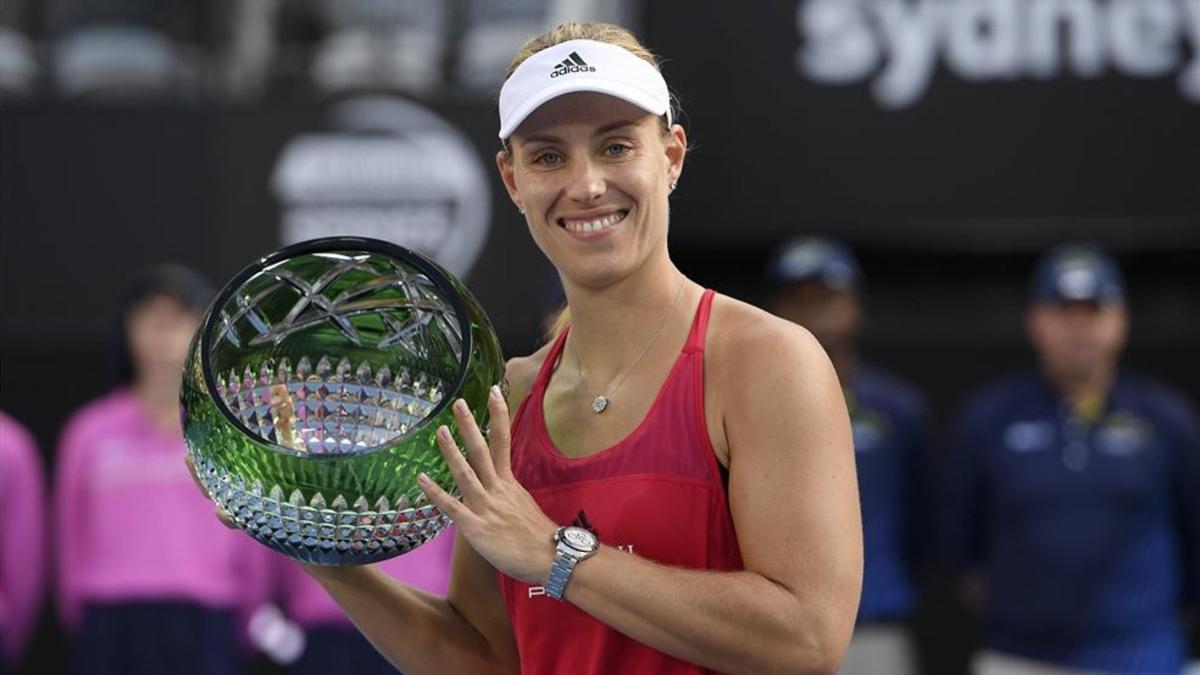 Kerber mostrando el trofeo tras la final