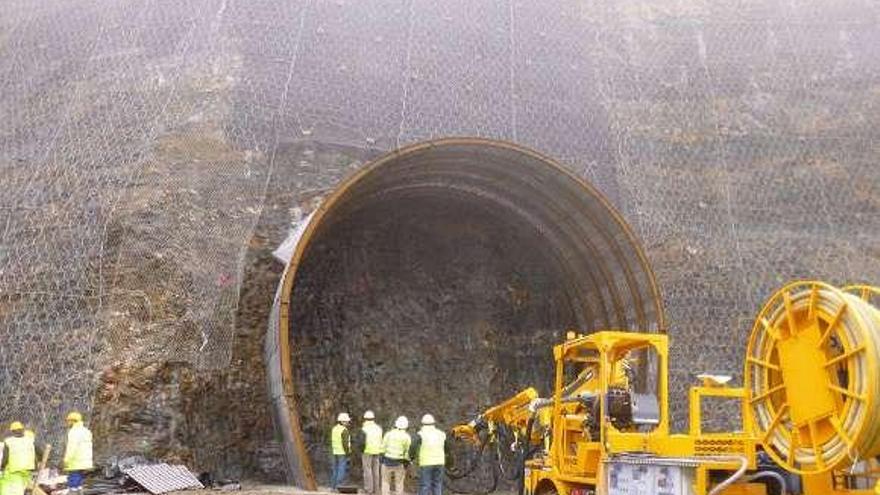 Inicio de las obras para construir el primer túnel de Prado.  // FdV