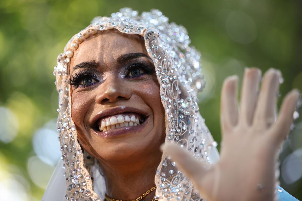Una drag queen saluda durante la manifestación estatal del Orgullo LGTBI+ 2026