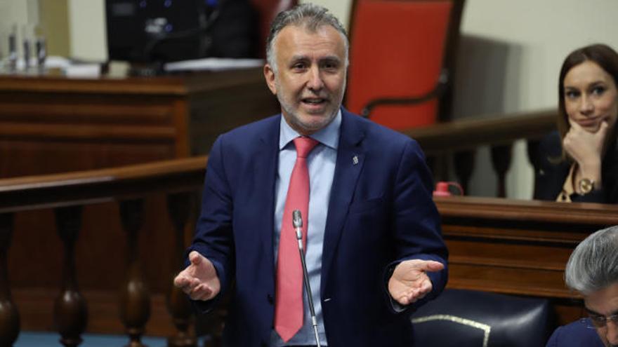 Ángel Víctor Torres, en el Parlamento de Canarias.