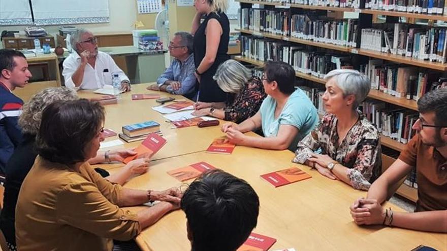 El club de lectura celebra un encuentro con el escritor extremeño Miguel Murillo