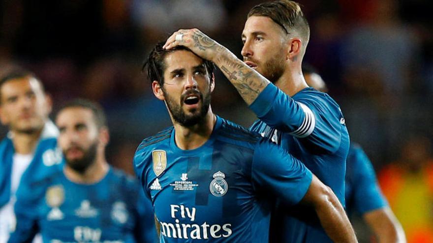 Ramos felicita a Isco tras el triunfo del Madrid.