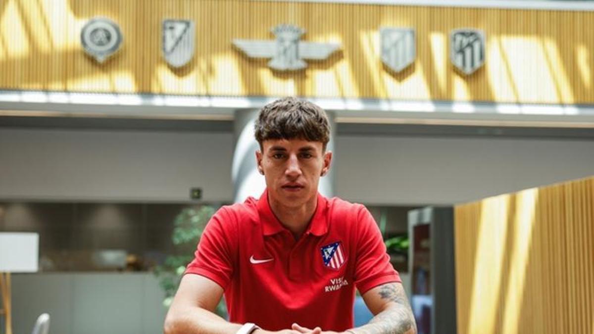 Marc Domènech posa con su nuevo escudo.