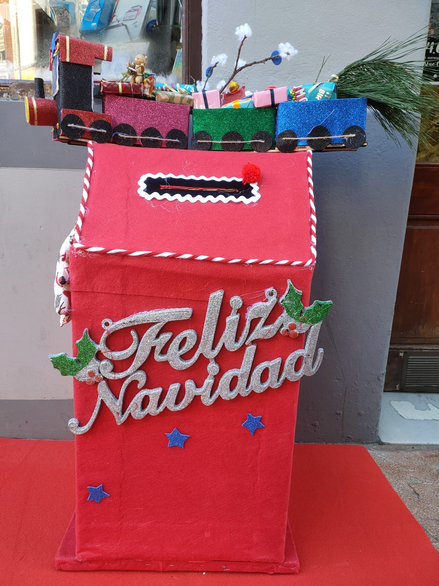 Los comerciantes de Laviana se vuelcan con la Navidad: instalan un centenar de buzones para recibir las cartas de los Reyes Magos y Papá Noel