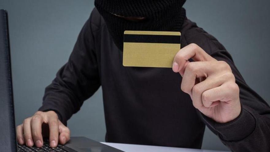 Et poden buidar el compte sense robar-te la targeta: així actuen els ciberdelinqüents