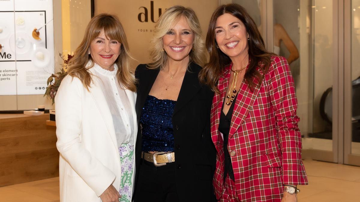 La diseñadora Charo Ruíz, la escritora y periodista Marta Robles y la embajadora de Alura, Ana Fernández