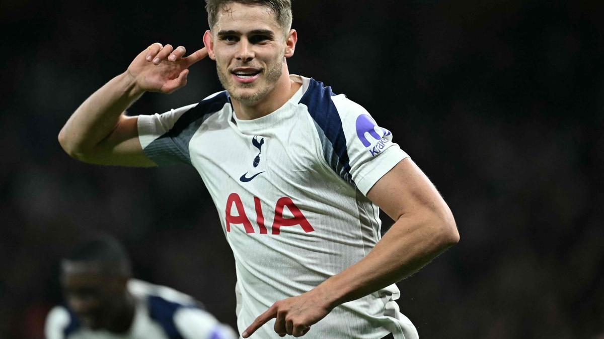Micky van de Ven celebra su gol en la UEFA Champions League ante el FC Copenhagen.