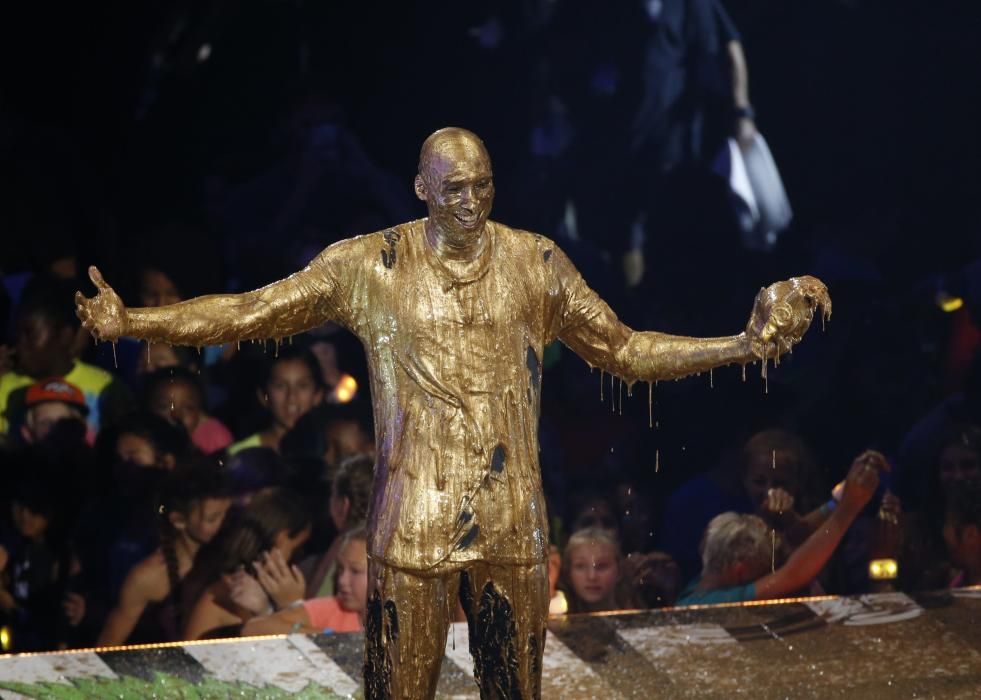 El jugador retirado de la NBA Kobe Bryant tras ser pringado de limo dorado despues de aceptar el premio Leyenda.