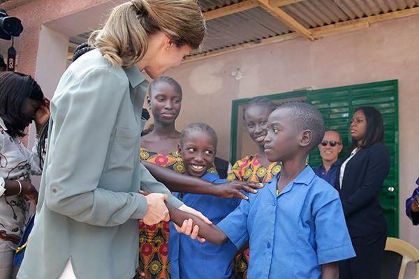 Letizia Ortiz saluda a un niño en una granja familiar en Naatangue, Senegal