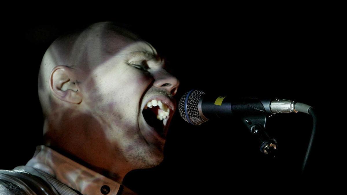 El lider del grupo estadounidense Smashing Pumpkins, Billy Corgan, durante un concierto en Barcelona.