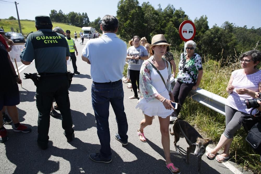 Concentración de los vecinos de Bayas, en Castrillón, contra la presencia de perros en la playa