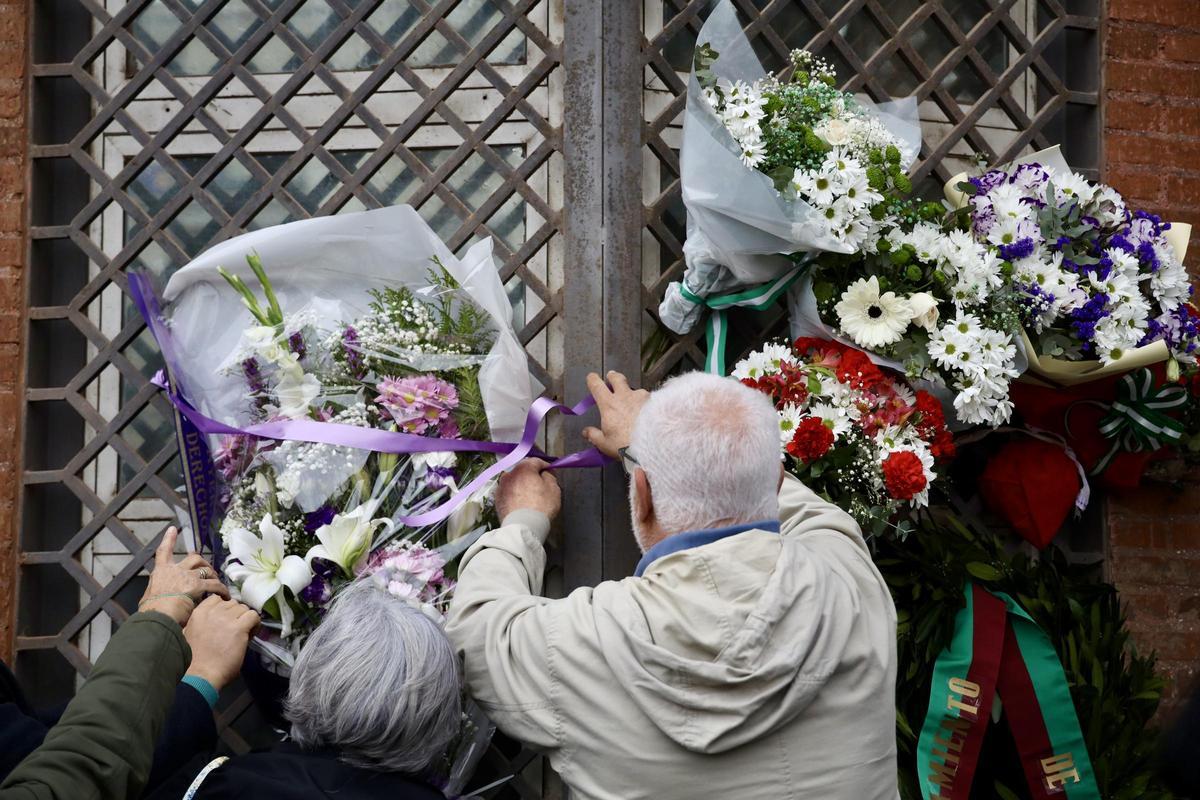 Asistentes al homenaje depositan flores en memoria de García Caparrós.