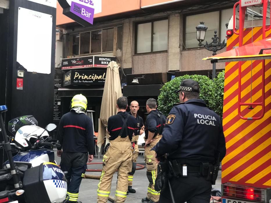 Un incendio en un bar obliga a cortar al tráfico la calle del Teatro y el paso en Castaños