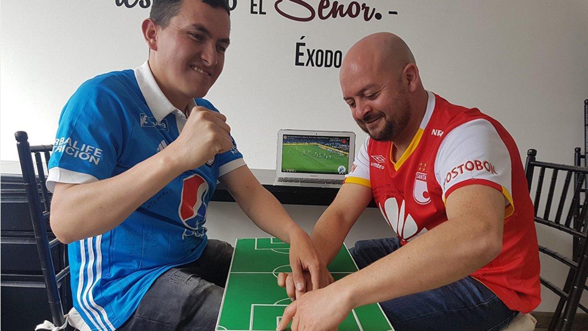 José Ríchard, que sufre ceguera a causa del Síndrome de Usher, vive su pasión por el fútbol gracias a su amigo César Daza
