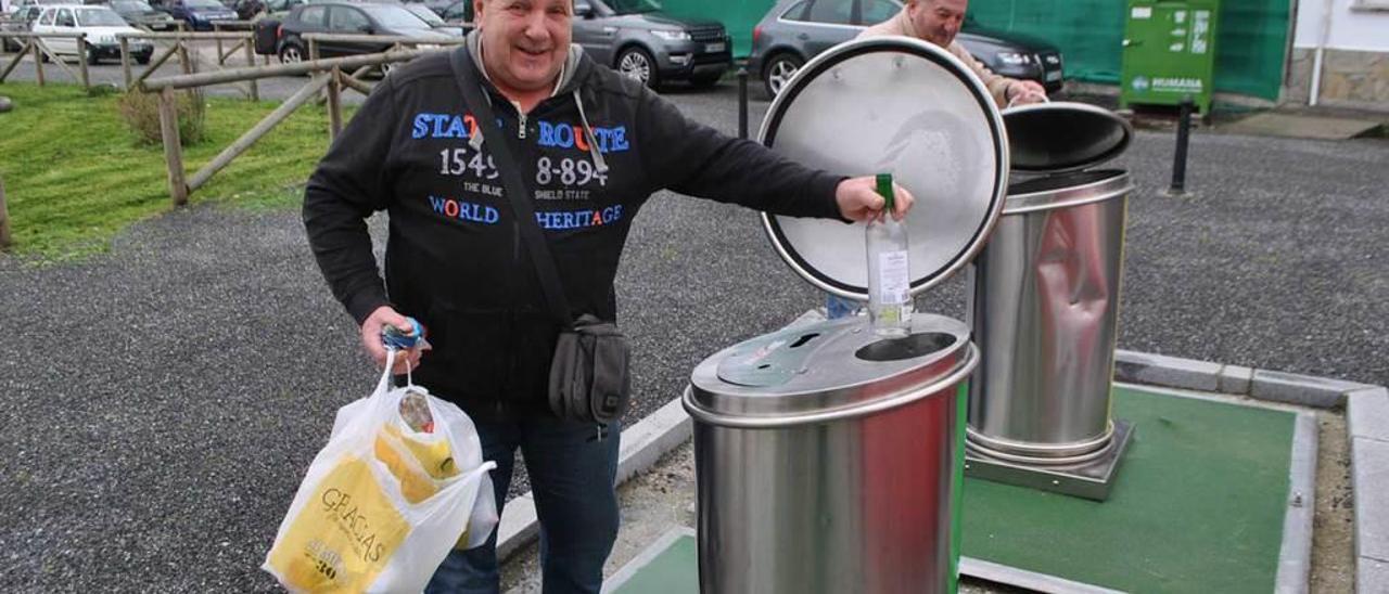 El naviego Enrique González, echando al contenedor una botella de vidrio, ayer, en la villa.