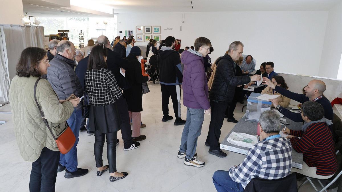 Votaciones en el colegio electoral instalado en el CGAC, en Santiago: a las cinco de la tarde habían votado en Galicia más de un millón de electores