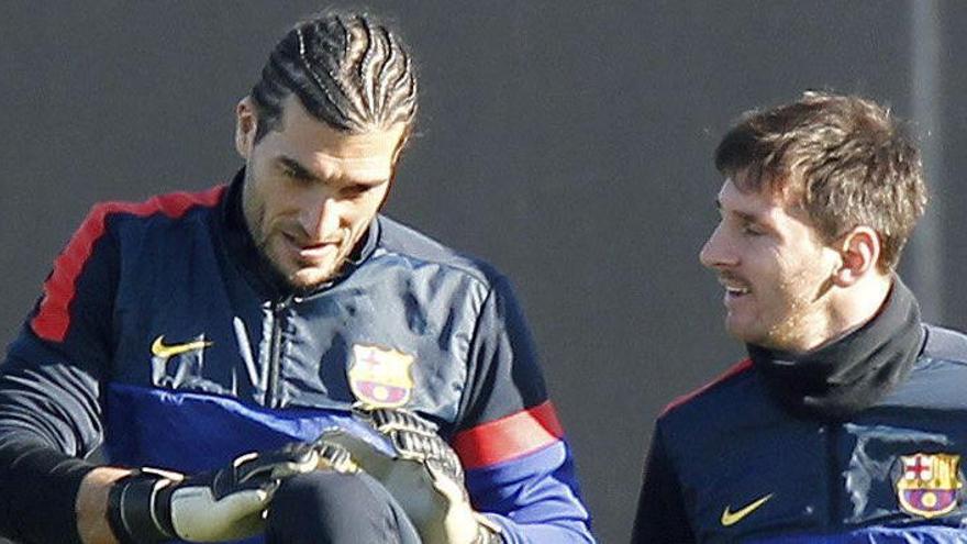 Pinto, amb Messi, durant un entrenament.