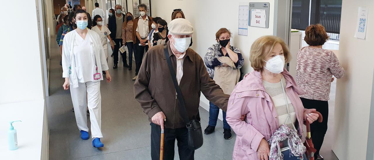 Pacientes en el interior del Hospital Álvaro Cunqueiro.