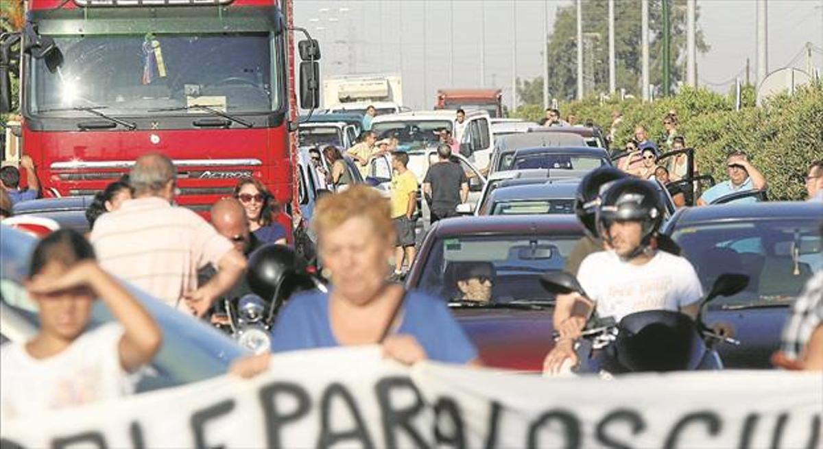 Los parcelistas cortan dos carreteras para exigir agua