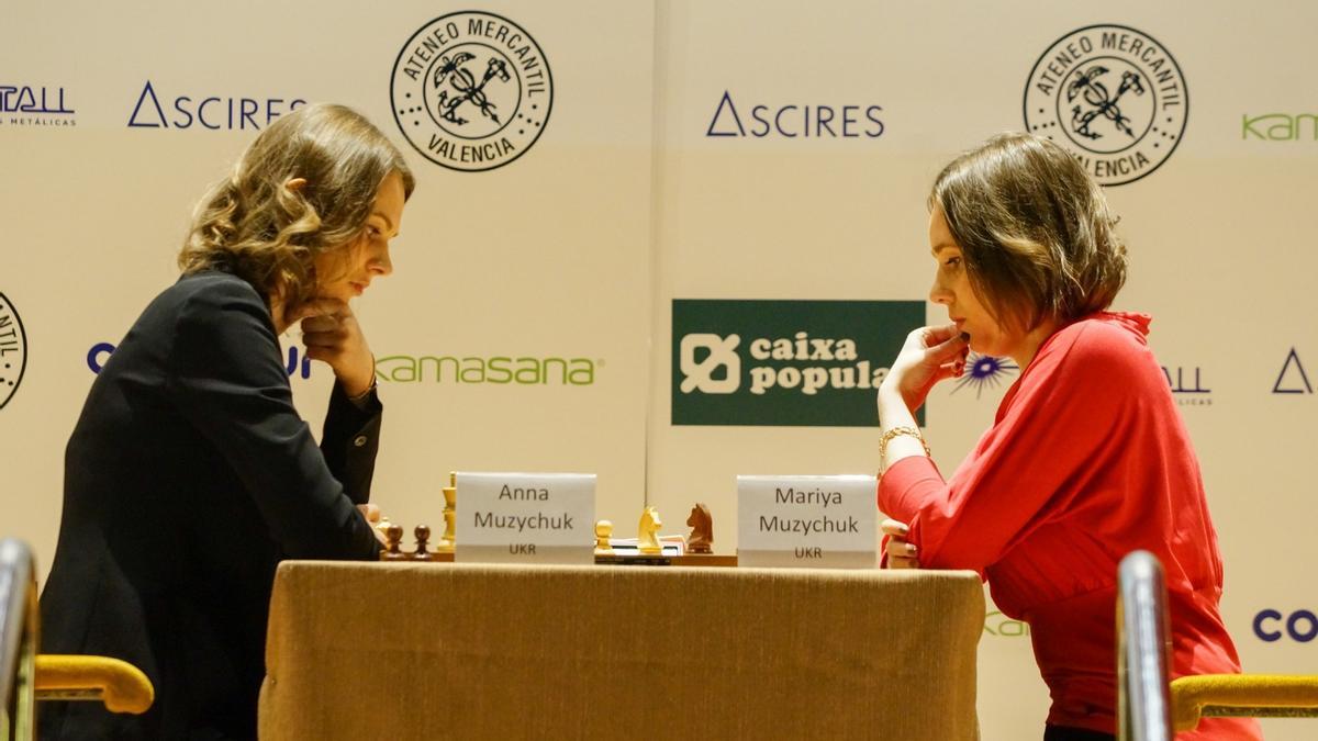 Las hermanas Muzichuk en una partida de ajedrez.