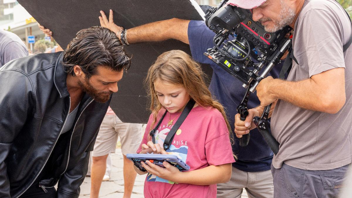 Can Yaman y la joven actriz Noa Rollón durante el rodaje en Tenerife.