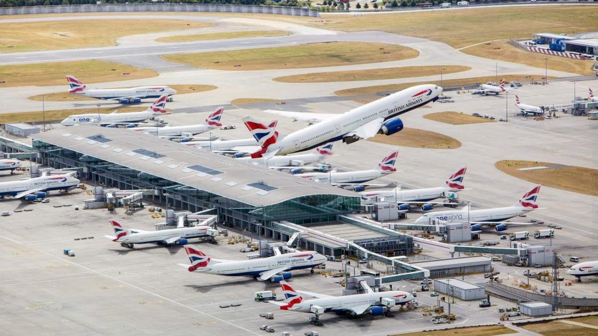 Despegue de un avión en el Aeropuerto de Heathrow