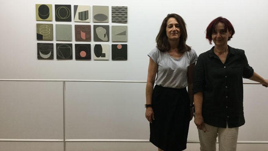 Lola Berenguer y Pepa Satué posan junto a su obra en la galería 6A.