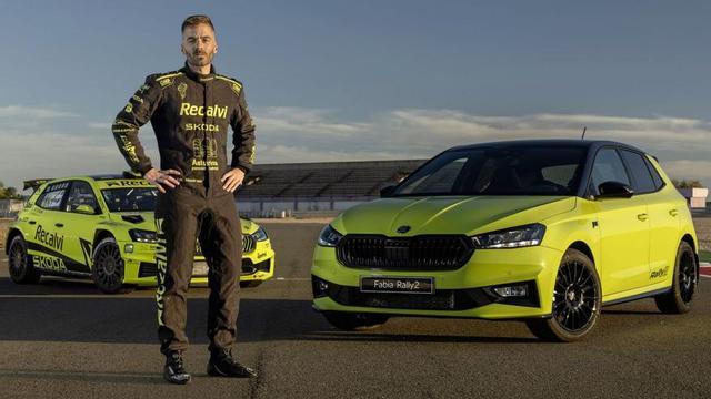 A la izquierda, José Antonio «Cohete» . Suárez posa con el Fabia RS Rally2 de carreras y con el Fabia Rally2 limited edition by Cohete Suárez. Aquí al lado y debajo, detalles sobre la carrocería.| | LNE