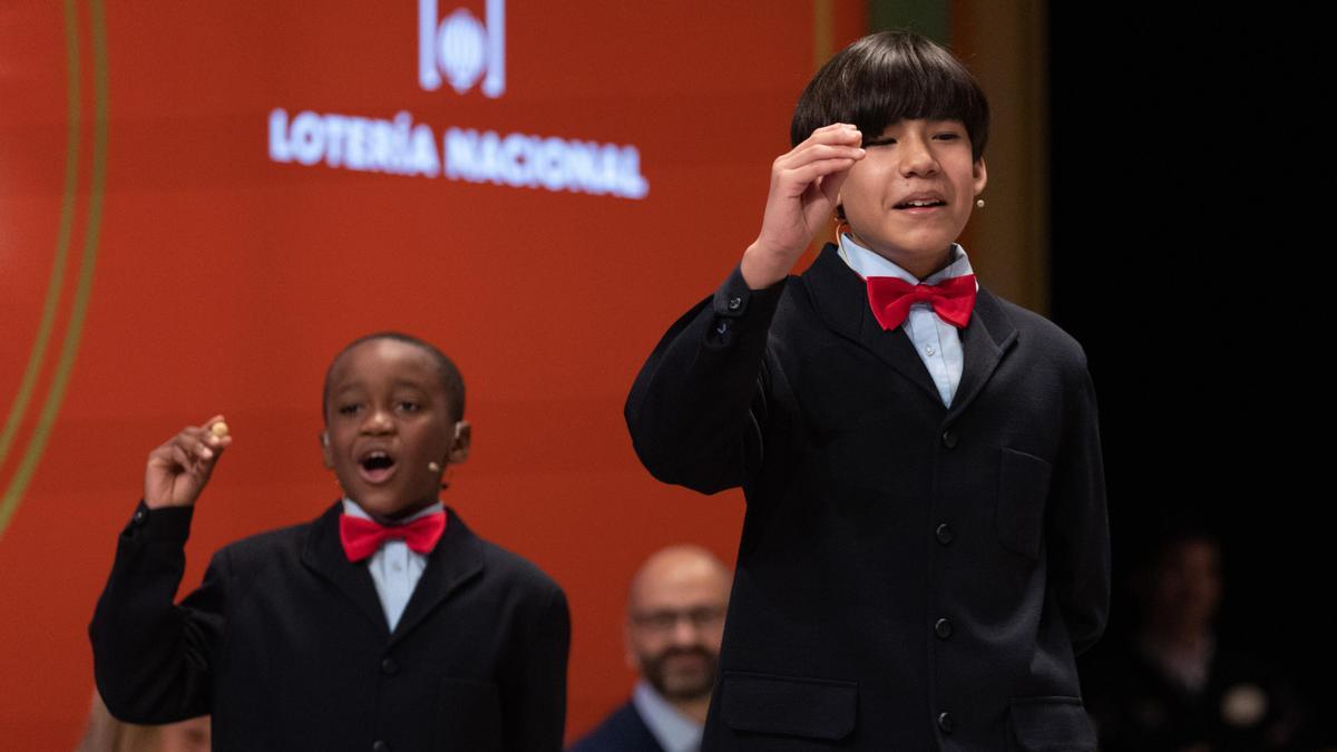 Ángel Abaga y Alonso Dávalos, de la residencia de San Ildefonso, cantan el Gordo de la Lotería de Navidad.